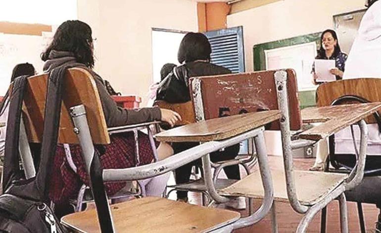 Miles dejan las escuelas   