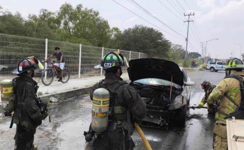 ¡ARDIÓ AUTO EN BULEVAR!
