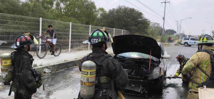 ¡ARDIÓ AUTO EN BULEVAR! ¡ARDIÓ AUTO EN BULEVAR!