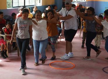 Festejan a las madres y niños en Barrio Arriba