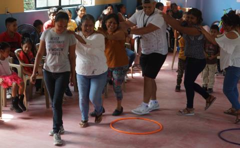 Festejan a las madres y niños en Barrio Arriba