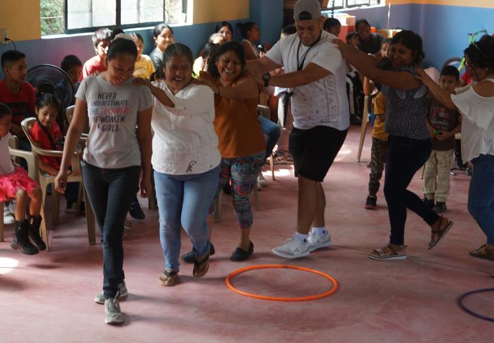 Festejan a las madres y niños en Barrio Arriba