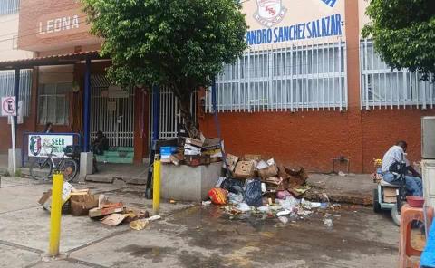 Piden multar a quienes dejen basura fuera de la escuela Leona Vicario