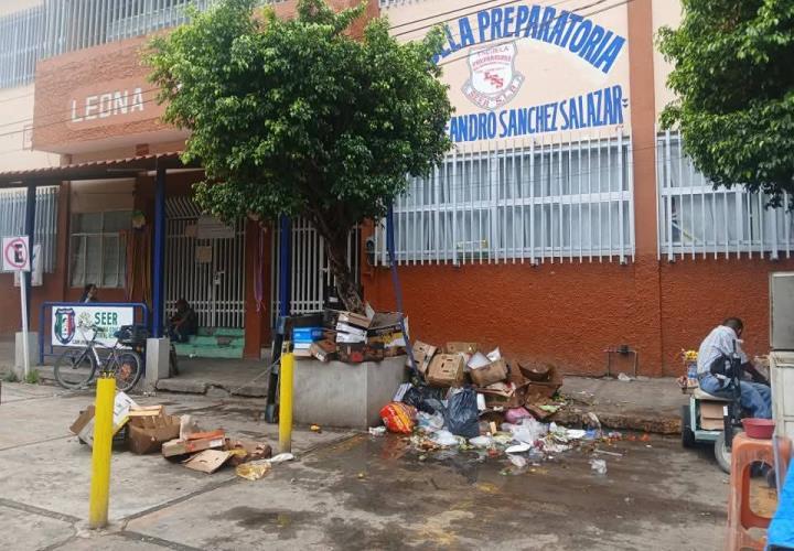 Piden multar a quienes dejen basura fuera de la escuela Leona Vicario