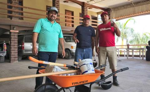 Alcalde reconoció labor de albañiles
