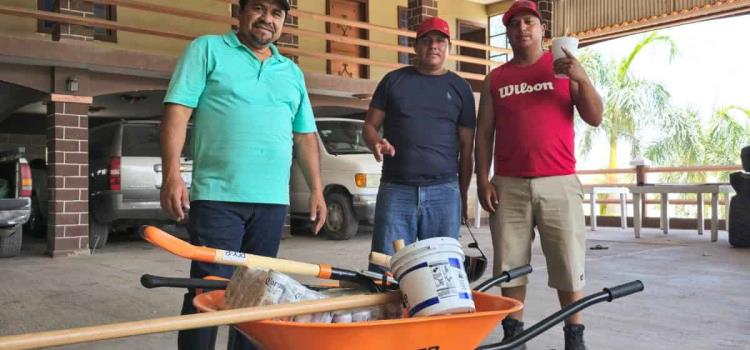 Alcalde reconoció labor de albañiles Alcalde reconoció labor de albañiles