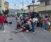 Hacían "caballito" y cayó de moto