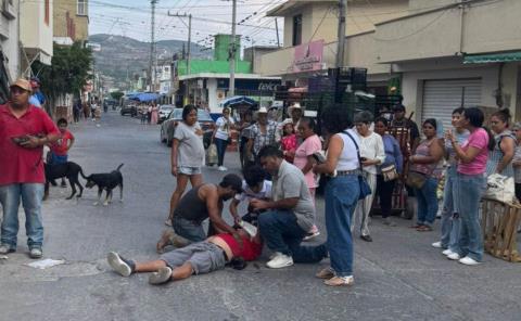 Hacían "caballito" y cayó de moto
