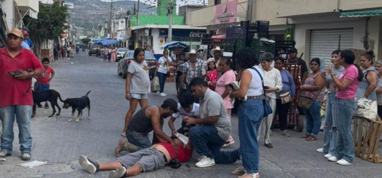 Hacían "caballito" y cayó de moto Hacían "caballito" y cayó de moto
