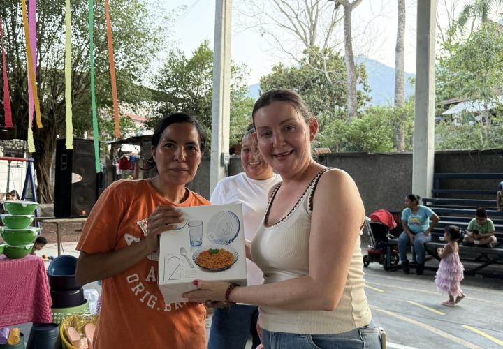 Continúa festejo del Día de las Madres y Día del Niño en comunidades 