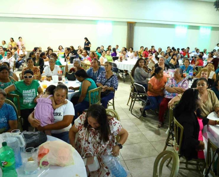 Autoridades y senadora festejaron a las mamás
