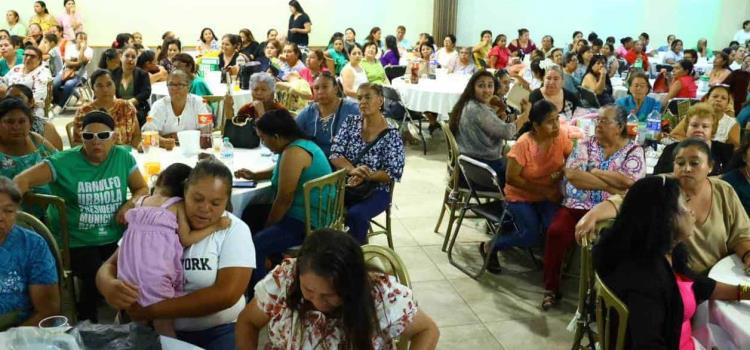 Autoridades y senadora festejaron a las mamás Autoridades y senadora festejaron a las mamás