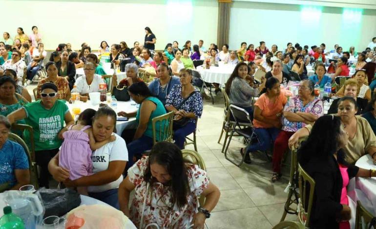 Autoridades y senadora festejaron a las mamás