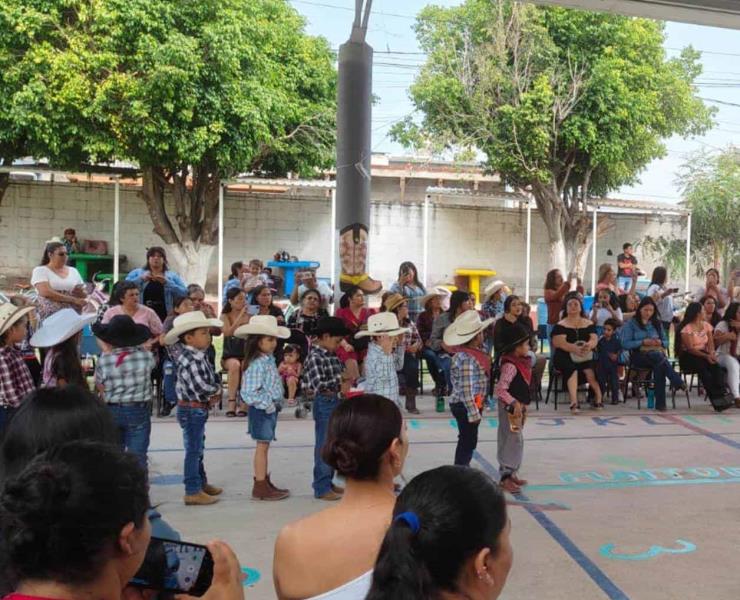 Escuelas realizaron festejo a las madres
