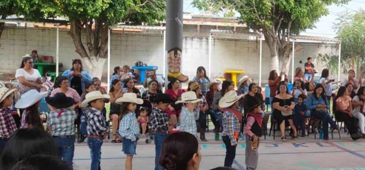 Escuelas realizaron festejo a las madres Escuelas realizaron festejo a las madres