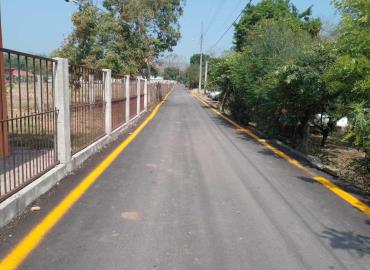 Pintan líneas vehiculares en la calle Aviación Civil