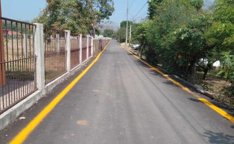Pintan líneas vehiculares en la calle Aviación Civil