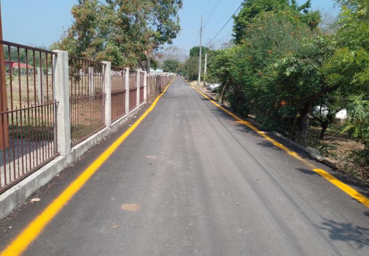 Pintan líneas vehiculares en la calle Aviación Civil