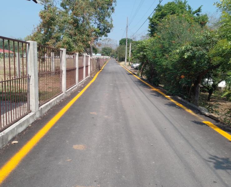 Pintan líneas vehiculares en la calle Aviación Civil