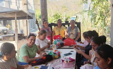 Preservan cultura náhuatl a través del bordado
