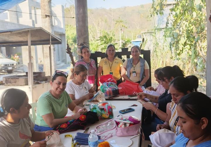 Preservan cultura náhuatl a través del bordado