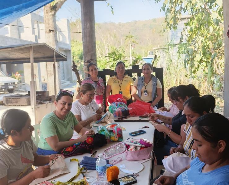 Preservan cultura náhuatl a través del bordado
