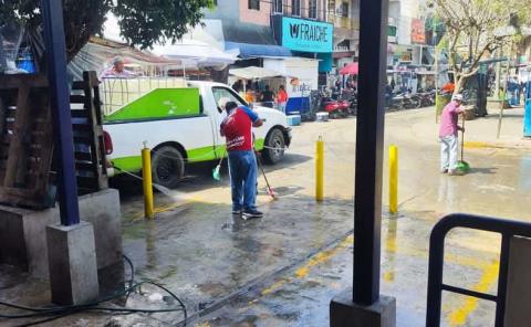 Realiza Aseo Público lavado y desinfección de espacios
