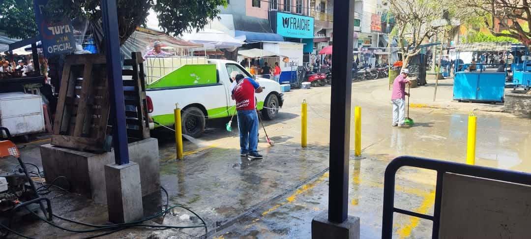 Realiza Aseo Público lavado y desinfección de espacios