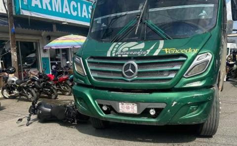 Autobús derribó motocicletas