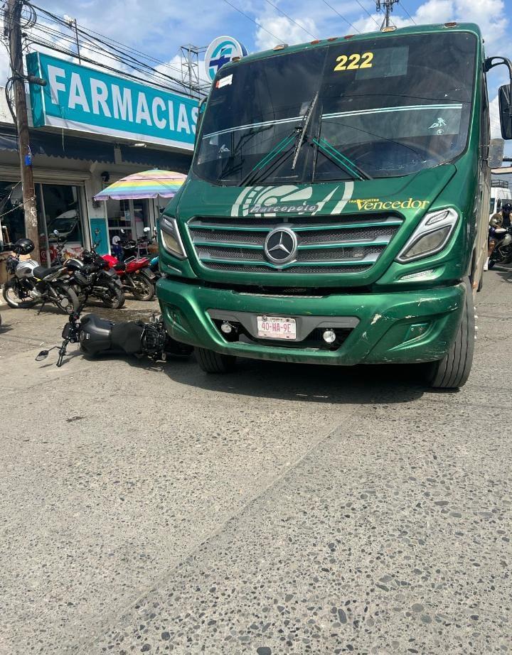 Autobús derribó motocicletas