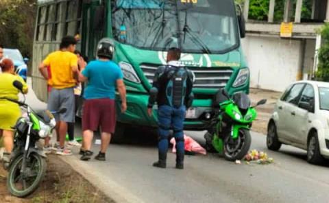 Impactó motocicleta; fuertes daños