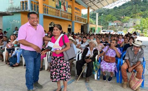 Adelaido Cabañas celebró a las madres con visitas, regalos y rifas