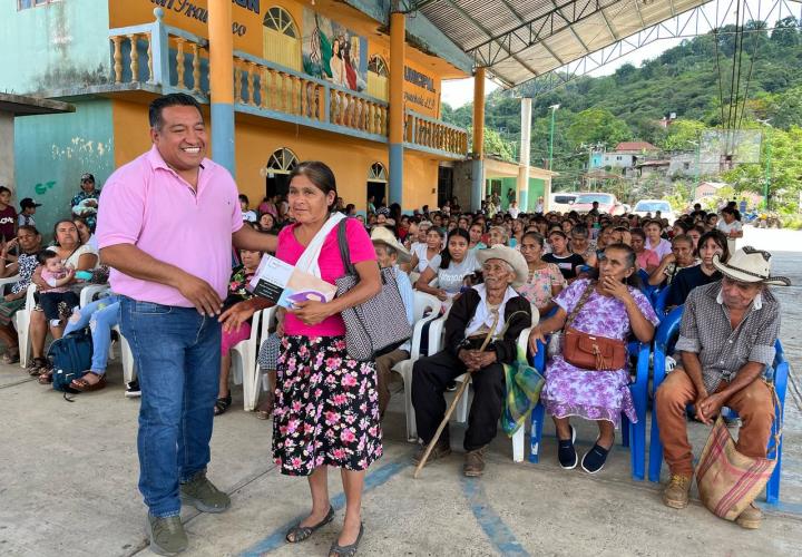 Adelaido Cabañas celebró a las madres con visitas, regalos y rifas