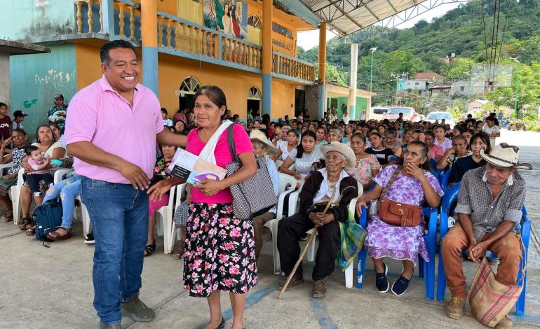 Adelaido Cabañas celebró a las madres con visitas, regalos y rifas