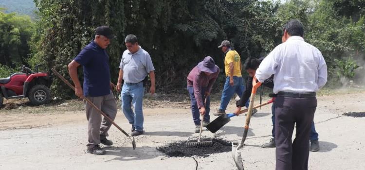 Ayuntamiento inició bacheo de carretera Ayuntamiento inició bacheo de carretera