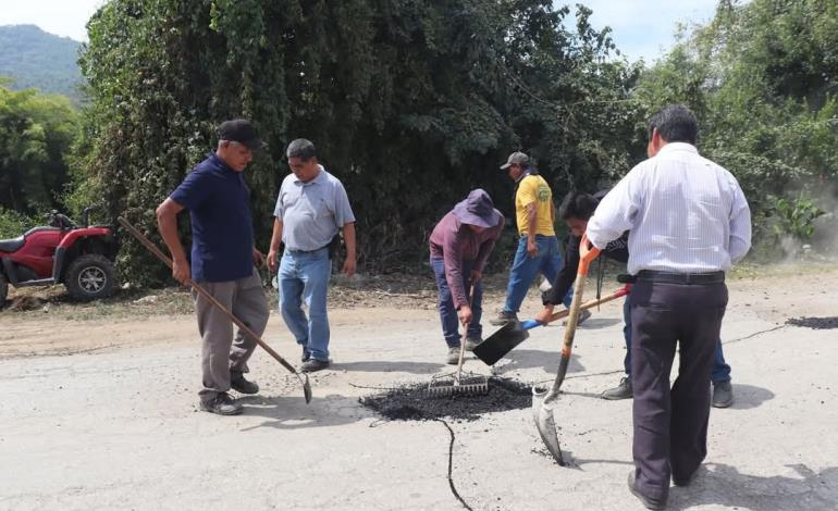 Ayuntamiento inició bacheo de carretera