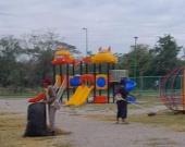 Labores de limpieza  en el parque urbano