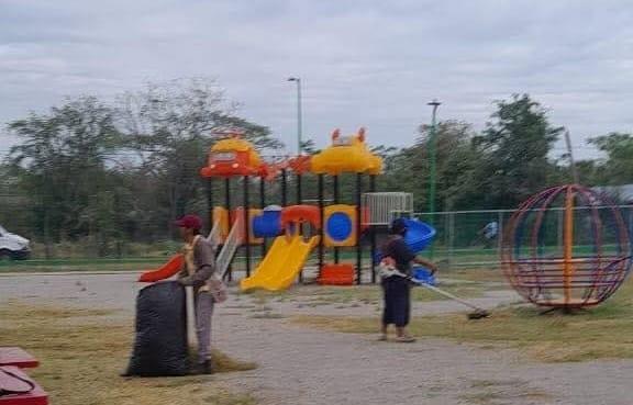 Labores de limpieza  en el parque urbano