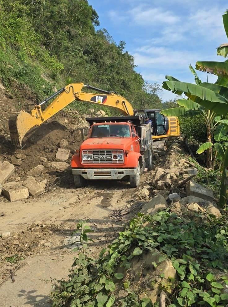 Limpian carretera de Cuayo Cerro