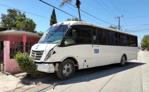 Chocó autobús urbano impactó a camioneta     
