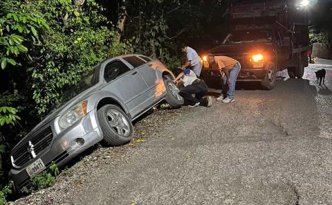 Vehículo a punto de caer al río