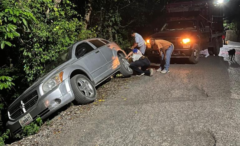 Vehículo a punto de caer al río