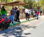 Familia lesionada al chocar su moto          