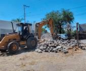 Desbloquean calle en Puente del Carmen 