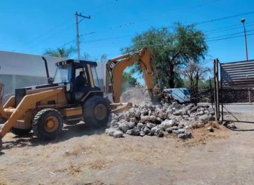 Desbloquean calle en Puente del Carmen 