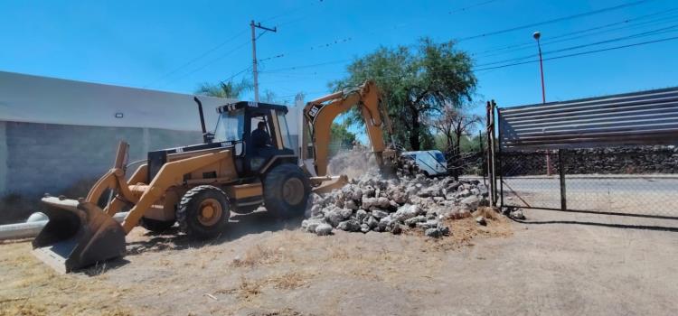 Desbloquean calle en Puente del Carmen 