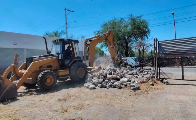 Desbloquean calle en Puente del Carmen 
