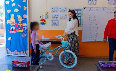 Karina Quintero  entregó bicicleta 
