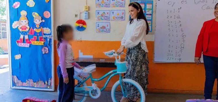 Karina Quintero entregó bicicleta Karina Quintero entregó bicicleta