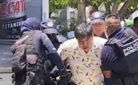 Motociclista fue detenido por agentes policiacos
